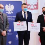 20.004.2021. Kielce. Przekazanie samorządom dofinansowania na ochronę wąwozów lessowych. Na zdjęciu (od lewej): Robert Wzorek -dyrektor Wydziału Infrastruktury i Rozwoju, Krzysztof Tworek - wójt gminy Obrazów, Zbigniew Koniusz - wojewoda świętokrzyski / Wiktor Taszłow / Radio Kielce