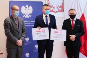 20.004.2021. Kielce. Przekazanie samorządom dofinansowania na ochronę wąwozów lessowych. Na zdjęciu (od lewej): Robert Wzorek -dyrektor Wydziału Infrastruktury i Rozwoju, Krzysztof Tworek - wójt gminy Obrazów, Zbigniew Koniusz - wojewoda świętokrzyski / Wiktor Taszłow / Radio Kielce