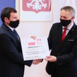 20.004.2021. Kielce. Przekazanie samorządom dofinansowania na ochronę wąwozów lessowych. Na zdjęciu (od lewej): Marek Goździewski - burmistrz Klimontowa, Zbigniew Koniusz - wojewoda świętokrzyski / Wiktor Taszłow / Radio Kielce