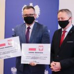 20.004.2021. Kielce. Przekazanie samorządom dofinansowania na ochronę wąwozów lessowych. Na zdjęciu (od lewej): Marek Staniek - wójt gminy Iwaniska, Zbigniew Koniusz - wojewoda świętokrzyski / Wiktor Taszłow / Radio Kielce