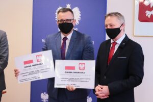 20.004.2021. Kielce. Przekazanie samorządom dofinansowania na ochronę wąwozów lessowych. Na zdjęciu (od lewej): Marek Staniek - wójt gminy Iwaniska, Zbigniew Koniusz - wojewoda świętokrzyski / Wiktor Taszłow / Radio Kielce