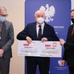 20.004.2021. Kielce. Przekazanie samorządom dofinansowania na ochronę wąwozów lessowych. Na zdjęciu (od lewej): Robert Wzorek -dyrektor Wydziału Infrastruktury i Rozwoju, Andrzej Grądziel - wójt Lipnika, Zbigniew Koniusz - wojewoda świętokrzyski / Wiktor Taszłow / Radio Kielce