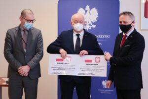 20.004.2021. Kielce. Przekazanie samorządom dofinansowania na ochronę wąwozów lessowych. Na zdjęciu (od lewej): Robert Wzorek -dyrektor Wydziału Infrastruktury i Rozwoju, Andrzej Grądziel - wójt Lipnika, Zbigniew Koniusz - wojewoda świętokrzyski / Wiktor Taszłow / Radio Kielce