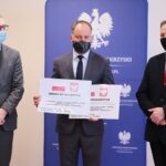 20.004.2021. Kielce. Przekazanie samorządom dofinansowania na ochronę wąwozów lessowych. Na zdjęciu (od lewej): Robert Wzorek -dyrektor Wydziału Infrastruktury i Rozwoju, Stanisław Porada - burmistrz Działoszyc, Zbigniew Koniusz - wojewoda świętokrzyski / Wiktor Taszłow / Radio Kielce
