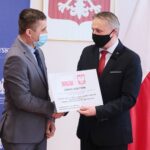 20.004.2021. Kielce. Przekazanie samorządom dofinansowania na ochronę wąwozów lessowych. Na zdjęciu (od lewej): Hubert Żądło - wójt Bałtowa, Zbigniew Koniusz - wojewoda świętokrzyski / Wiktor Taszłow / Radio Kielce