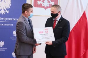 20.004.2021. Kielce. Przekazanie samorządom dofinansowania na ochronę wąwozów lessowych. Na zdjęciu (od lewej): Hubert Żądło - wójt Bałtowa, Zbigniew Koniusz - wojewoda świętokrzyski / Wiktor Taszłow / Radio Kielce