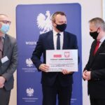 20.004.2021. Kielce. Przekazanie samorządom dofinansowania na ochronę wąwozów lessowych. Na zdjęciu (od lewej): Robert Wzorek -dyrektor Wydziału Infrastruktury i Rozwoju, Marcin Piwnik - starosta Sandomierski, Zbigniew Koniusz - wojewoda świętokrzyski / Wiktor Taszłow / Radio Kielce