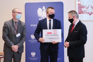 20.004.2021. Kielce. Przekazanie samorządom dofinansowania na ochronę wąwozów lessowych. Na zdjęciu (od lewej): Robert Wzorek -dyrektor Wydziału Infrastruktury i Rozwoju, Marcin Piwnik - starosta Sandomierski, Zbigniew Koniusz - wojewoda świętokrzyski / Wiktor Taszłow / Radio Kielce