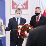 20.004.2021. Kielce. Przekazanie samorządom dofinansowania na ochronę wąwozów lessowych. Na zdjęciu (od lewej): Marek Łukaszek -wójt gminy Dwikozy, Zbigniew Koniusz - wojewoda świętokrzyski / Wiktor Taszłow / Radio Kielce