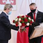 20.004.2021. Kielce. Przekazanie samorządom dofinansowania na ochronę wąwozów lessowych. Na zdjęciu (od lewej): Marek Łukaszek -wójt gminy Dwikozy, Zbigniew Koniusz - wojewoda świętokrzyski / Wiktor Taszłow / Radio Kielce