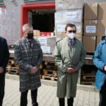 20.04.2021. Kielce. Przekazanie sprzętu medycznego dla szpitali w Skarżysku - Kamiennej, Starachowicach i Jędrzejowie. Na zdjęciu (od lewej): Grzegorz Kaleta - dyrektor Szpitala Powiatowego w Starachowicach, Leszek Lepiarz - dyrektor Szpitala Powiatowego w Skarżysku – Kamiennej, Waldemar Michalczak - dyrektor ds. medycznych w Szpitalu w Jędrzejowie, Zbigniew Koniusz - wojewoda świętokrzyski / Wiktor Taszłow / Radio Kielce