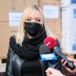 20.04.2021. Kielce. Przekazanie sprzętu medycznego dla szpitali w Skarżysku - Kamiennej, Starachowicach i Jędrzejowie. Na zdjęciu: Agnieszka Nawrot - pełnomocnik zarządu Spółki ArtMedik / Wiktor Taszłow / Radio Kielce