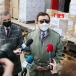 20.04.2021. Kielce. Przekazanie sprzętu medycznego dla szpitali w Skarżysku - Kamiennej, Starachowicach i Jędrzejowie. Na zdjęciu (od lewej): Leszek Lepiarz - dyrektor Szpitala Powiatowego w Skarżysku – Kamiennej, Waldemar Michalczak - dyrektor ds. medycznych w Szpitalu w Jędrzejowie / Wiktor Taszłow / Radio Kielce