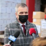 20.04.2021. Kielce. Przekazanie sprzętu medycznego dla szpitali w Skarżysku - Kamiennej, Starachowicach i Jędrzejowie. Na zdjęciu: Leszek Lepiarz - dyrektor Szpitala Powiatowego w Skarżysku – Kamiennej / Wiktor Taszłow / Radio Kielce