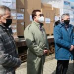 20.04.2021. Kielce. Przekazanie sprzętu medycznego dla szpitali w Skarżysku - Kamiennej, Starachowicach i Jędrzejowie. Na zdjęciu (od lewej): Leszek Lepiarz - dyrektor Szpitala Powiatowego w Skarżysku – Kamiennej, Waldemar Michalczak - dyrektor ds. medycznych w Szpitalu w Jędrzejowie, Zbigniew Koniusz - wojewoda świętokrzyski, Agnieszka Nawrot - pełnomocnik zarządu Spółki ArtMedik / Wiktor Taszłow / Radio Kielce