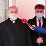 22.04.2021. Kielce. Kampania „Pola Nadziei”. Na zdjęciu (od lewej): ks. Stanisław Słowik - dyrektor Caritas Diecezji Kieleckiej i Krzysztof Słoń - senator PiS / Wiktor Taszłow / Radio Kielce