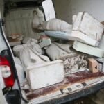 15.04.2021. Kielce. Próbny montaż rzeźb posłów moskiewskich i szwedzkich na Dawnym Pałacu Biskupów Krakowskich / Wiktor Taszłow / Radio Kielce