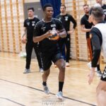29.04.2021. Kielce. Wspólny trening Łomży Vive Kielce i AZS UJK Kielce. Na zdjęciu (w środku): Yusuf Faruk / kielcehandball.pl