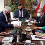 22.04.2021. Kielce. Sesja Sejmiku Województwa Świętokrzyskiego. Na zdjęciu (od lewej): Marek Jońca - członek Zarządu Województwa Świętokrzyskiego, Andrzej Bętkowski-  marszałek województwa świętokrzyskiego, Tomasz Jamka - członek Zarządu Województwa Świętokrzyskiego, Marek Bogusławski - wicemarszałek województwa świętokrzyskiego, Renata Janik - wicemarszałek województwa świętokrzyskiego / Urząd Marszałkowski Województwa Świętokrzyskiego