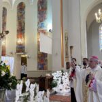 16.05.2021. Dwikozy. 80 lat parafii pw. św. Andrzeja Boboli. Msza pod przewodnictwem biskupa diecezji sandomierskiej Krzysztofa Nitkiewicza. Na zdjęciu: poświęcenie figury św Andrzeja Boboli / Grażyna Szlęzak-Wójcik / Radio Kielce