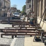 12.05.2021. Sandomierz. Budowa ogródków restauracyjnych na starówce / Grażyna Szlęzak-Wójcik / Radio Kielce