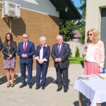 24.05.2021. Ożarów. Przekazanie samochodu do przewożenia osób starszych i niepełnosprawnych. Na zdjęciu (od lewej):  Paweł Rędziak – zastępca burmistrza Ożarowa, Renata Miszczuk – prezes Fundacji ReStart, Andrzej Michalski – dyrektor PFRON w Kielcach, Halina Dragan – przewodnicząca rady miejskiej w Ożarowie, Marcin Majcher – burmistrz Ożarowa, Małgorzata Dębniak – kierownik OPS w Ożarowie / Emilia Sitarska / Radio Kielce