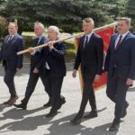 30.05.2021. Gadka, gm. Mirzec. Uroczystość przekazania sztandaru strażakom OSP Gadka. Na zdjęciu (od lewej): poseł Marek Kwitek, wojewoda Zbigniew Koniusz, poseł Krzysztof Lipiec, wójt Mirosław Seweryn, przewodniczący rady gminy w Mircu Jan Zawisza / Anna Głąb / Radio Kielce