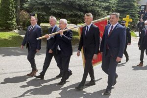 30.05.2021. Gadka, gm. Mirzec. Uroczystość przekazania sztandaru strażakom OSP Gadka. Na zdjęciu (od lewej): poseł Marek Kwitek, wojewoda Zbigniew Koniusz, poseł Krzysztof Lipiec, wójt Mirosław Seweryn, przewodniczący rady gminy w Mircu Jan Zawisza / Anna Głąb / Radio Kielce