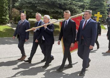 30.05.2021. Gadka, gm. Mirzec. Uroczystość przekazania sztandaru strażakom OSP Gadka. Na zdjęciu (od lewej): poseł Marek Kwitek, wojewoda Zbigniew Koniusz, poseł Krzysztof Lipiec, wójt Mirosław Seweryn, przewodniczący rady gminy w Mircu Jan Zawisza / Anna Głąb / Radio Kielce