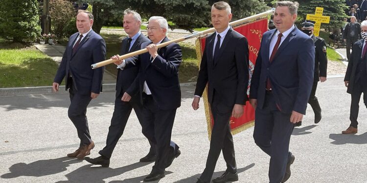 30.05.2021. Gadka, gm. Mirzec. Uroczystość przekazania sztandaru strażakom OSP Gadka. Na zdjęciu (od lewej): poseł Marek Kwitek, wojewoda Zbigniew Koniusz, poseł Krzysztof Lipiec, wójt Mirosław Seweryn, przewodniczący rady gminy w Mircu Jan Zawisza / Anna Głąb / Radio Kielce