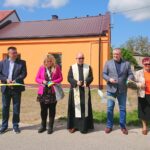 28.05.2021. Kunów. Ul. Ogrodowa. Oddanie do użytku domu socjalnego. Na zdjęciu (od lewej): Marcin Rej – mieszkaniec ul. Ogrodowej, Jolanta Ożdżyńska – radna rady miejskiej w Kunowie, ks. Robert Utnik – wikary z parafii pw. św. Władysława w Kunowie, Lech Łodej – burmistrz Kunowa oraz Barbara Bęben – mieszkanka ul. Ogrodowej / Emilia Sitarska / Radio Kielce