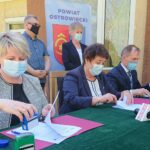 12.05.2021. Małachów. Podpisanie umowy z wykonawcą na modernizację Placówki Opiekuńczo-Wychowawczej. Na zdjęciu (od lewej): Sylwia Rożmiej - właścicielka firmy Wodex, Marzena Dębniak - starosta ostrowiecki, Andrzej Jabłoński - wicestarosta ostrowiecki, z tyłu od lewej: Tomasz Mroczek – naczelnik wydziału infrastruktury i rozwoju powiatu w starostwie powiatowym w Ostrowcu Św., Sławomir Liga – kierownik PCPR w Ostrowcu Św., Barbara Cudzik – dyrektor PCPR w Ostrowcu Św. / Emilia Sitarska / Radio Kielce