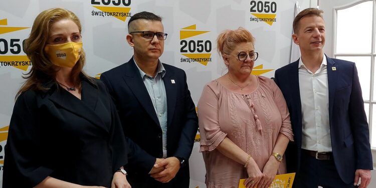 25.05.2021. Kielce. Konferencja działaczy ruchu Polska 2050. Na zdjęciu (od lewej): posłanka Joanna Mucha, Marek Grzywna - koordynator Strategie 2050 Świętokrzyskie, Zyta Bejer-Pawlak - ekspert Strategie 2050 Świętokrzyskie, Rafał Kasprzyk - lider struktur Polska 2050 Świętokrzyskie / Marcin Marszałek / Radio Kielce