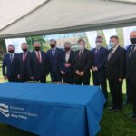 11.05.2021 Ostrowiec Świętokrzyski. Podpisanie umowy na budowę polderów przeciwpowodziowych na rzece Modle. Od lewej: Robert Sabat – dyrektor bezpieczeństwa i zarządzania kryzysowego ŚUW Kielce, senator Jarosław Rusiecki, Andrzej Bętkowski – marszałek województwa świętokrzyskiego, Krzysztof Woś - zastępca prezesa Wód Polskich ds. ochrony przed powodzią i suszą, Anna Łukaszewska-Trzeciakowska – dyrektor Regionalnego Zarządu Gospodarki Wodnej w Warszawie, Jerzy Murzyn – wójt Bodzechowa, Grzegorz Witkowski – wiceminister infrastruktury, poseł Andrzej Kryj, Marek Jońca - członek zarządu województwa świętokrzyskiego / Emilia Sitarska / Radio Kielce