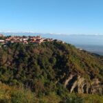 Muzyczne podróże. Gruzja. Widok na Sighnaghi, równinę Kachetyjską i  Wielki Kaukaz / Radosław Koniarz