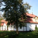 Powiat włoszczowski. Ścieżki rowerowe. Dwór w Kwilinie / Starostwo Powiatowe we Włoszczowie