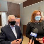 22.05.2021 Opatów. Na zdjęciu od lewej: poseł Krzysztof Lipiec - prezes świętokrzyskich struktur Prawa i Sprawiedliwości, Małgorzata Jalowska, wicestarosta powiatu opatowskiego / Michał Kita / Radio Kielce