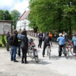 Powiat włoszczowski. Ścieżki rowerowe. Rowerzyści na placu przed kościołem w Kurzelowie / Starostwo Powiatowe we Włoszczowie
