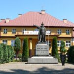 Powiat włoszczowski. Ścieżki rowerowe. Pomnik Stefana Czarnieckiego w Czarncy / Starostwo Powiatowe we Włoszczowie