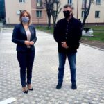 16.05.2021. Stąporków. Budowa parkingów. Na zdjęciu: Dorota Łukomska – burmistrz Stąporkowa i Radosław Nowek - dyrektor ZGM / Urząd Miasta Stąporków
