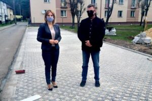 16.05.2021. Stąporków. Budowa parkingów. Na zdjęciu: Dorota Łukomska – burmistrz Stąporkowa i Radosław Nowek - dyrektor ZGM / Urząd Miasta Stąporków