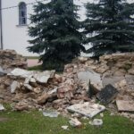 06.05.2021. Tuczępy. Zawalona część muru otaczającego kościół św. Jana Chrzciciela / Parafia św. Jana Chrzciciela
