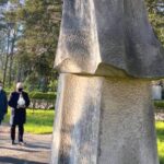 08.05.2021. Starachowice. 76. rocznica zakończenia II wojny światowej. Na zdjęciu (od lewej): radny Tomasz Andrzejewski i poseł Krzysztof Lipiec zapalili znicz pamięci / Krzysztof Lipiec / Facebook