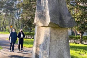 08.05.2021. Starachowice. 76. rocznica zakończenia II wojny światowej. Na zdjęciu (od lewej): radny Tomasz Andrzejewski i poseł Krzysztof Lipiec zapalili znicz pamięci / Krzysztof Lipiec / Facebook