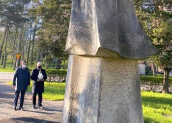 08.05.2021. Starachowice. 76. rocznica zakończenia II wojny światowej. Na zdjęciu (od lewej): radny Tomasz Andrzejewski i poseł Krzysztof Lipiec zapalili znicz pamięci / Krzysztof Lipiec / Facebook