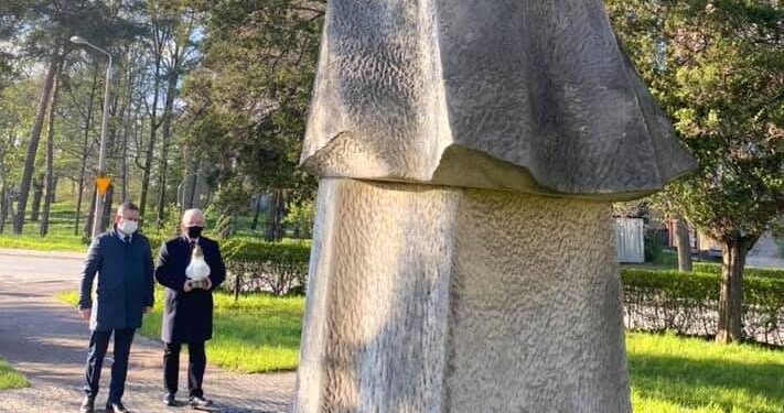 08.05.2021. Starachowice. 76. rocznica zakończenia II wojny światowej. Na zdjęciu (od lewej): radny Tomasz Andrzejewski i poseł Krzysztof Lipiec zapalili znicz pamięci / Krzysztof Lipiec / Facebook