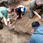15.05.2021 Biały Ług w gminie Słupia Konecka. Prace w jamie grobowej gdzie znaleziono szczątki dwóch ciał / Dionizy Krawczyński / Radio Kielce