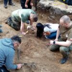 15.05.2021 Biały Ług w gminie Słupia Konecka. Prace w jamie grobowej gdzie znaleziono szczątki dwóch ciał / Dionizy Krawczyński / Radio Kielce