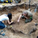 15.05.2021 Biały Ług w gminie Słupia Konecka. Prace w jamie grobowej gdzie znaleziono szczątki dwóch ciał / Dionizy Krawczyński / Radio Kielce