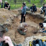 15.05.2021 Biały Ług w gminie Słupia Konecka. Prace w jamie grobowej gdzie znaleziono szczątki dwóch ciał / Dionizy Krawczyński / Radio Kielce